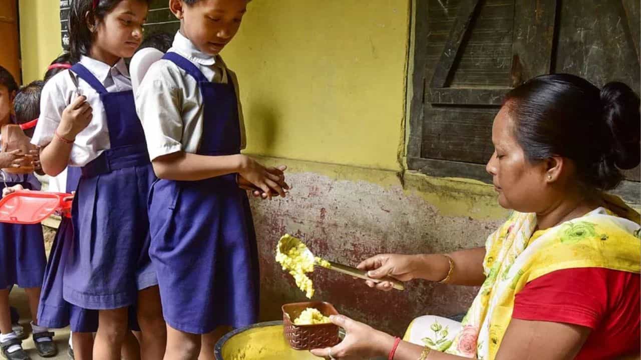 Mid Day Meal: ঝমঝমিয়ে বৃষ্টি, খিচুড়ি খাচ্ছিল খুদে, উকি মারতেই বুক কেঁপে উঠল মায়ের...ভিতরে এটা কী? Mid Day Meal: ঝমঝমিয়ে বৃষ্টি, খিচুড়ি খাচ্ছিল খুদে, উকি মারতেই বুক কেঁপে উঠল মায়ের...ভিতরে এটা কী?