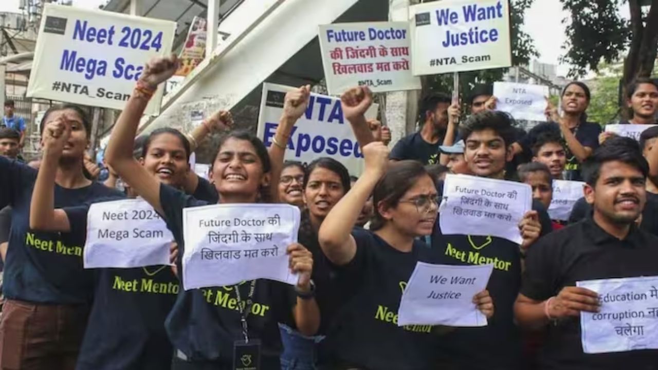 উত্তর বললেই লাখ টাকা, ২ 'সলভারে'র আড়ালে আসল খেলা খেলেছিল বি.টেক পড়ুয়া, CBI-র জালে NEET দুর্নীতির 'মাস্টারমাইন্ড' উত্তর বললেই লাখ টাকা, ২ 'সলভারে'র আড়ালে আসল খেলা খেলেছিল বি.টেক পড়ুয়া, CBI-র জালে NEET দুর্নীতির 'মাস্টারমাইন্ড'