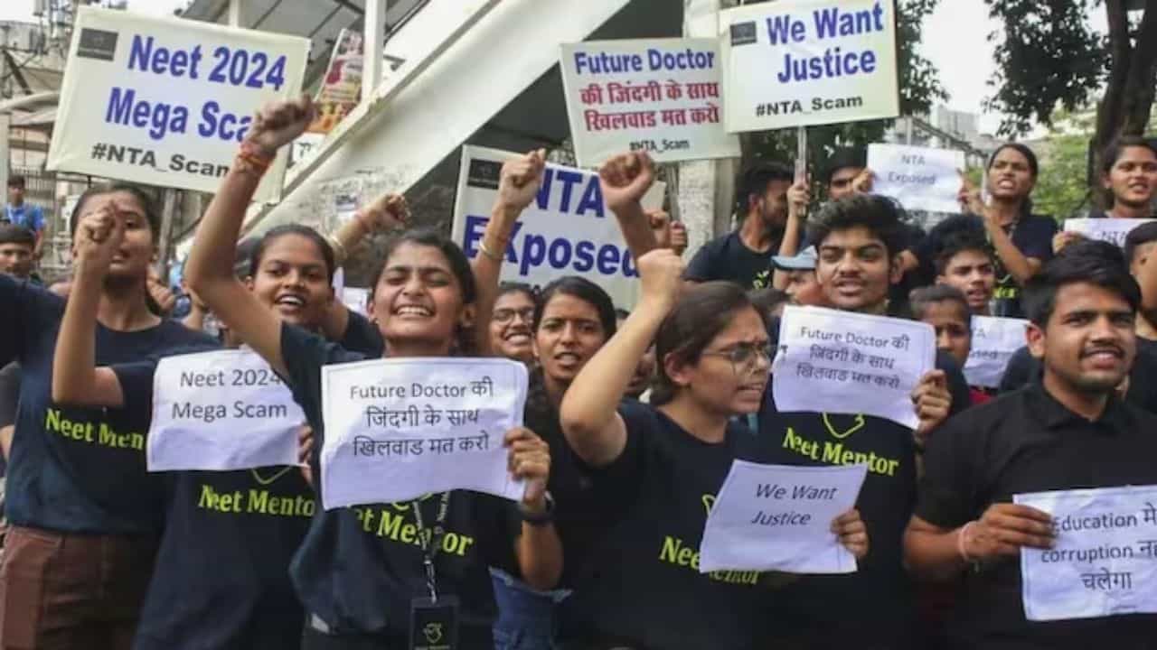 উত্তর বললেই লাখ টাকা, ২ 'সলভারে'র আড়ালে আসল খেলা খেলেছিল বি.টেক পড়ুয়া, CBI-র জালে NEET দুর্নীতির 'মাস্টারমাইন্ড' উত্তর বললেই লাখ টাকা, ২ 'সলভারে'র আড়ালে আসল খেলা খেলেছিল বি.টেক পড়ুয়া, CBI-র জালে NEET দুর্নীতির 'মাস্টারমাইন্ড'