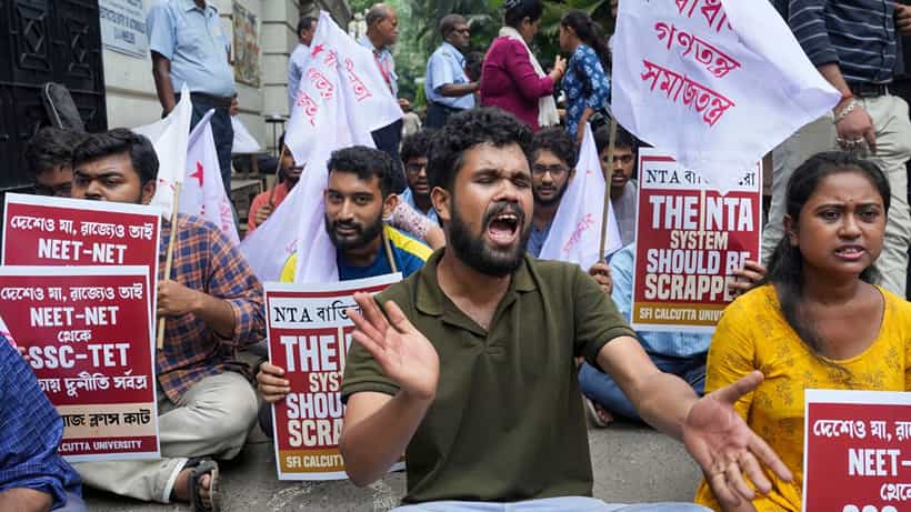 বিতর্কের মাঝেই অনির্দিষ্টকালের জন্য পিছিয়ে গেল NEET-র কাউন্সেলিং
