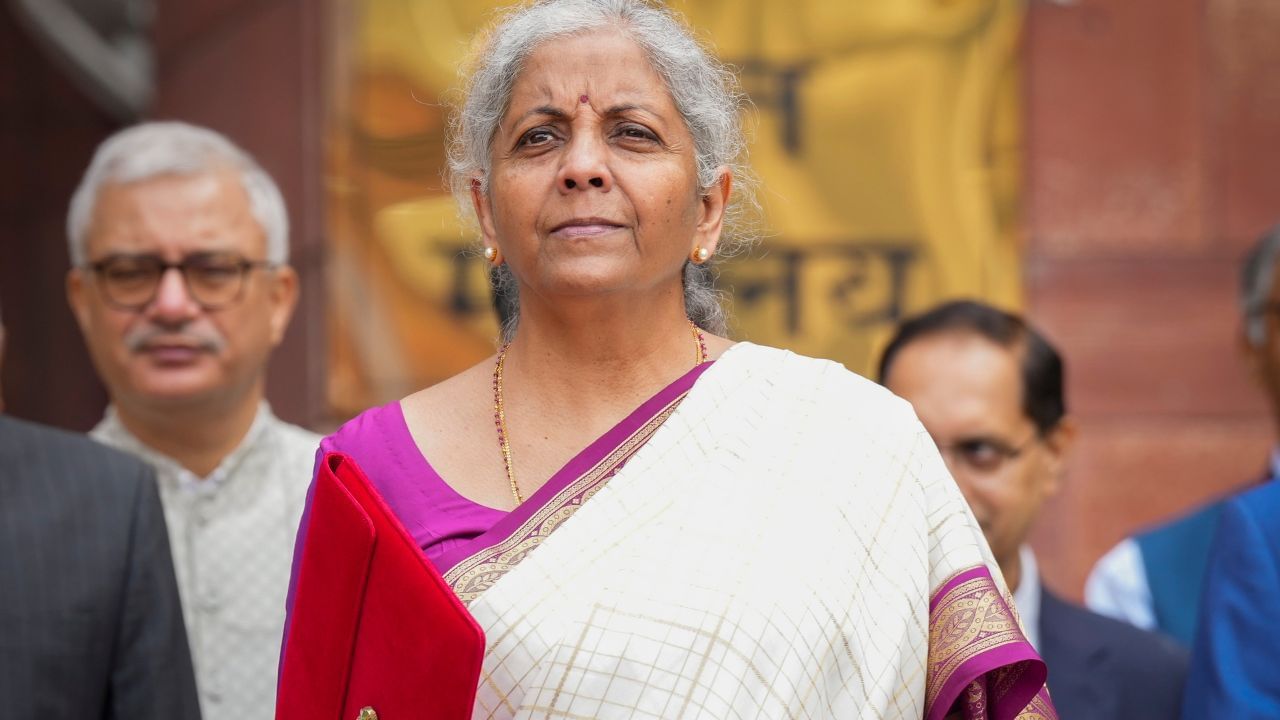 Nirmala Sitharaman: বেগুনি পাড়ের ক্রিম রঙা শাড়িতে বাজেট পেশ অর্থমন্ত্রীর, এবারের শাড়ির বিশেষত্ব কী? Nirmala Sitharaman: বেগুনি পাড়ের ক্রিম রঙা শাড়িতে বাজেট পেশ অর্থমন্ত্রীর, এবারের শাড়ির বিশেষত্ব কী?
