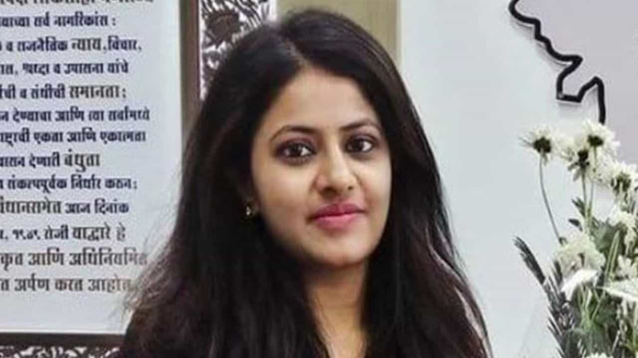 ভুয়ো পরিচয়পত্র দিয়ে IAS, চাকরি খোয়াবেন পূজা, FIR দায়ের করল UPSC ভুয়ো পরিচয়পত্র দিয়ে IAS, চাকরি খোয়াবেন পূজা, FIR দায়ের করল UPSC