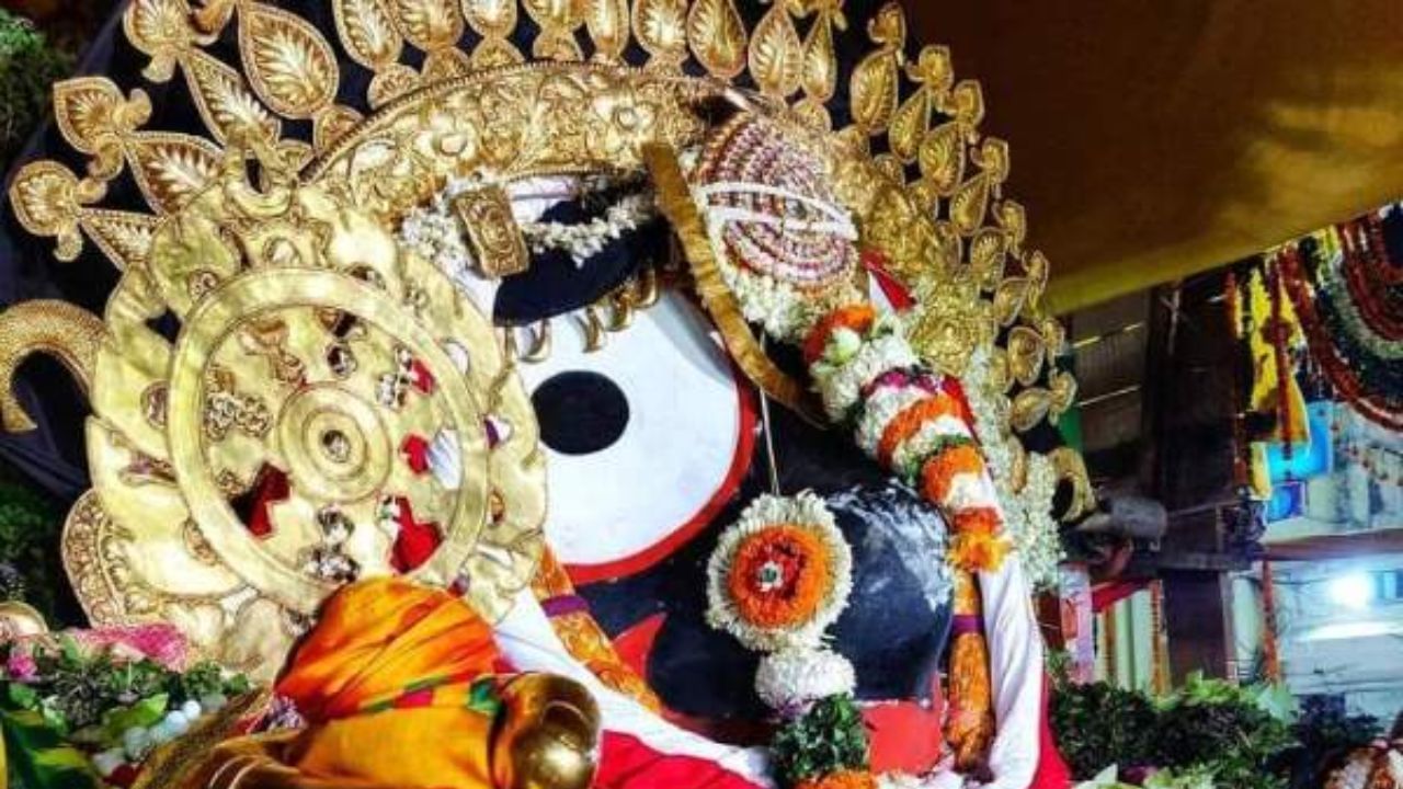 জগন্নাথ দেব যেহেতু বিষ্ণুরই রূপ, তাই তার সোনার কানের দুল, কদম্ব মালা, চক্র, গদা, পদ্ম ও শঙ্খও রয়েছে। এই সবকিছুই সোনার।