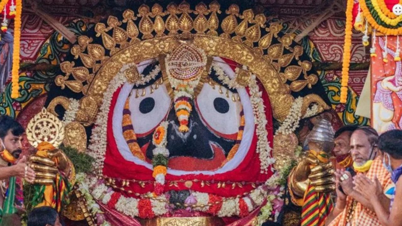 জানা যায়, ওড়িশার রাজা অনঙ্গভীম দেবই এই সব সোনাদানা অনুদান দিয়েছিলেন। জগন্নাথ দেবের অলঙ্কার তৈরির জন্য তিনি প্রায় দেড় হাজার কেজি সোনা দিয়েছিলেন মন্দির কর্তৃপক্ষকে।