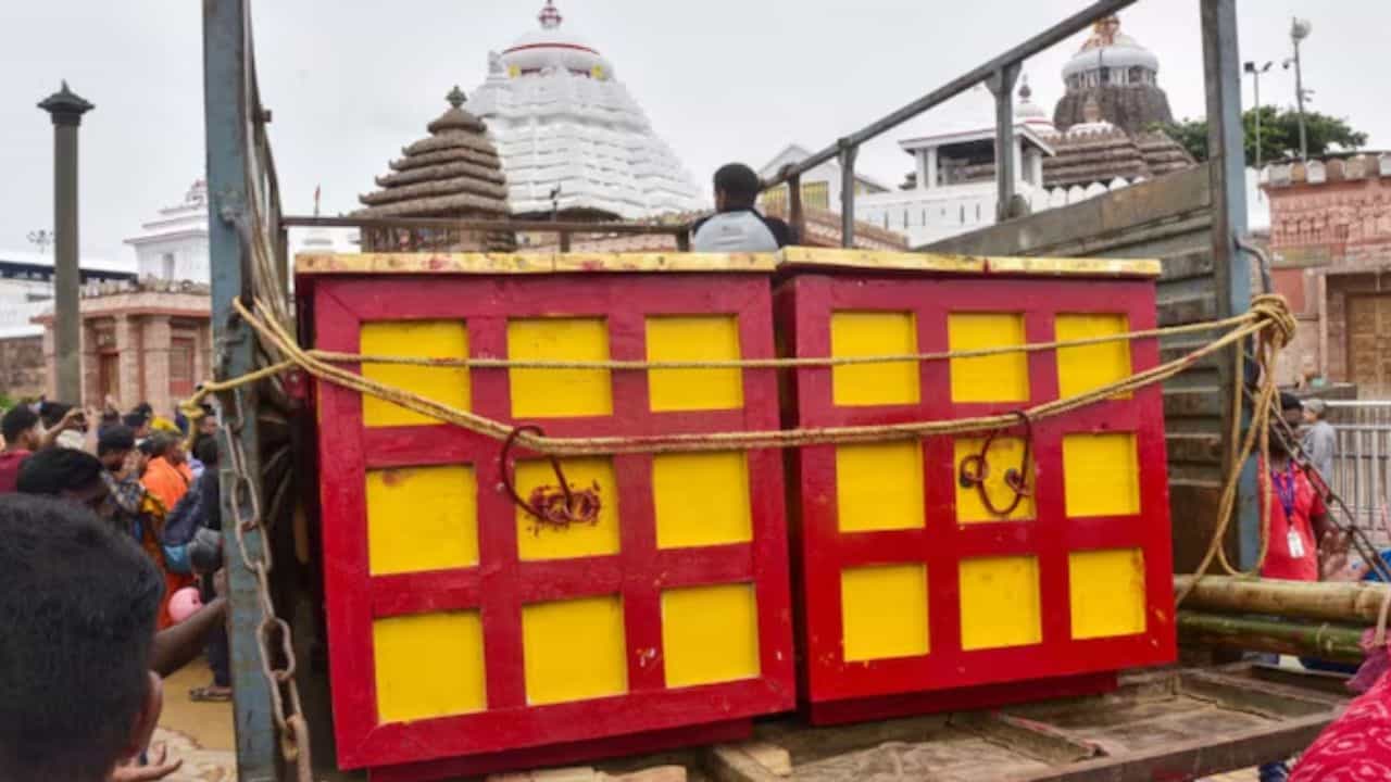 Puri Ratna Bhandar: সোনাদানা নয়, রত্ন ভাণ্ডারের ভিতর থেকে যা উদ্ধার হল...স্পর্শও করতে পারলেন না ASI-র সদস্যরা Puri Ratna Bhandar: সোনাদানা নয়, রত্ন ভাণ্ডারের ভিতর থেকে যা উদ্ধার হল...স্পর্শও করতে পারলেন না ASI-র সদস্যরা