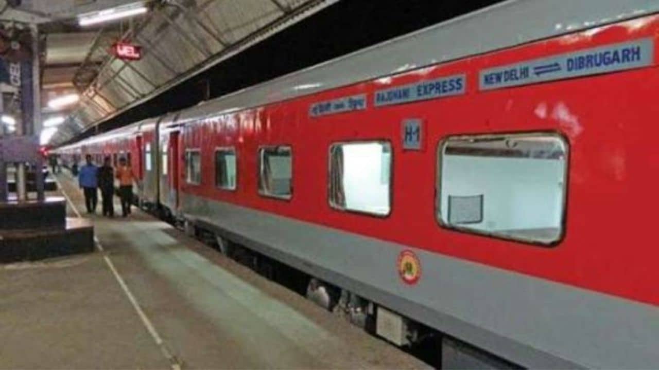 Rajdhani Express: রাজধানী এক্সপ্রেসের এসি কামরায় পাচার হচ্ছিল থরে থরে সাজানো গাঁজা!