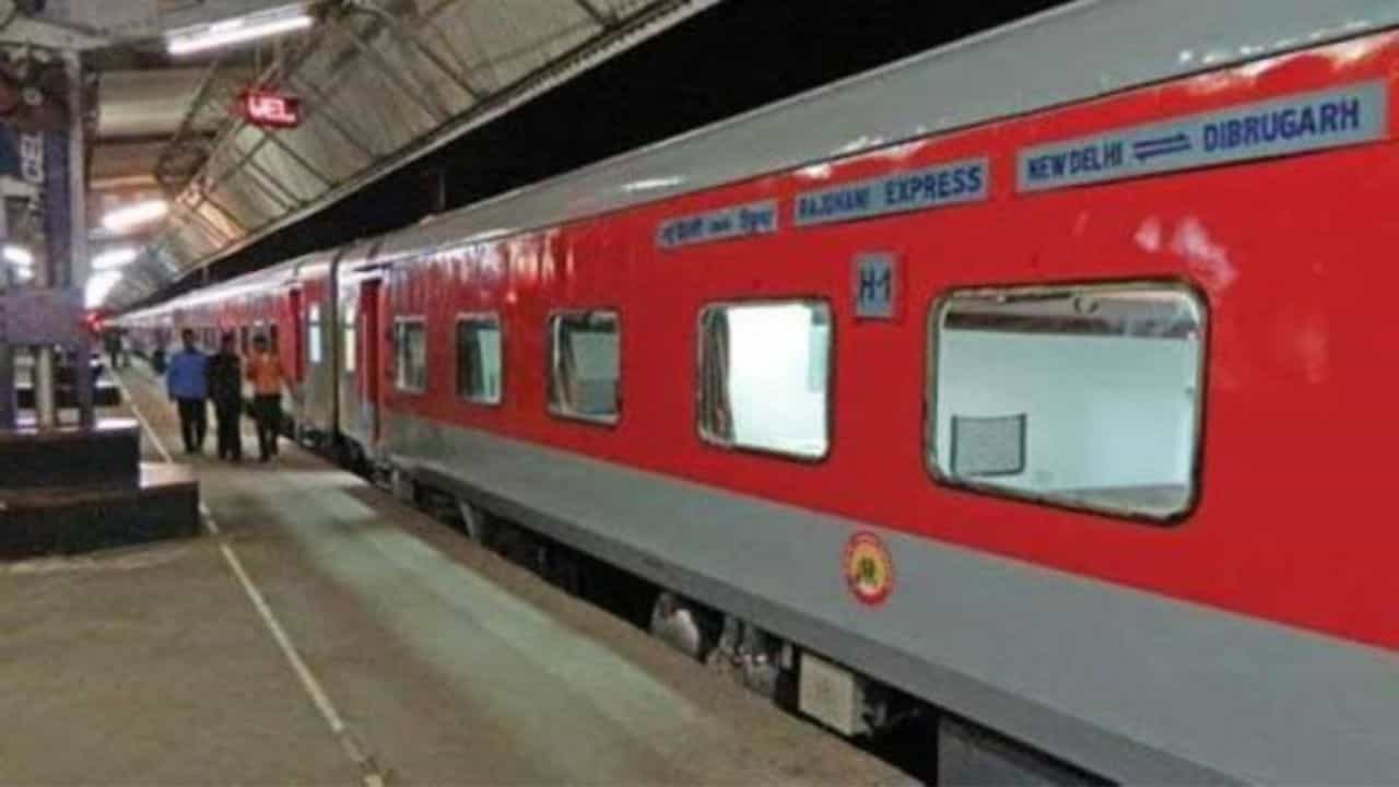 Rajdhani Express: রাজধানী এক্সপ্রেসের এসি কামরায় পাচার হচ্ছিল থরে থরে সাজানো গাঁজা! Rajdhani Express: রাজধানী এক্সপ্রেসের এসি কামরায় পাচার হচ্ছিল থরে থরে সাজানো গাঁজা!
