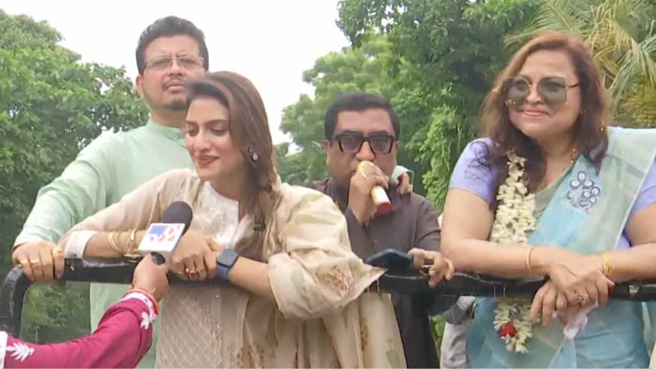 Nussrat Jahan: সুপ্তির হয়ে প্রচার, তৃণমূলের কর্মসূচিতে অবশেষে দর্শন মিলল নুসরতের Nussrat Jahan: সুপ্তির হয়ে প্রচার, তৃণমূলের কর্মসূচিতে অবশেষে দর্শন মিলল নুসরতের