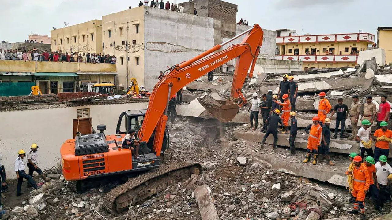 Building Collapse Update: বহুতল ভেঙে মৃত ৭, চাপা গোঙানি শুনেই রাতভর চলল তল্লাশি, ভোরে যা মিলল...