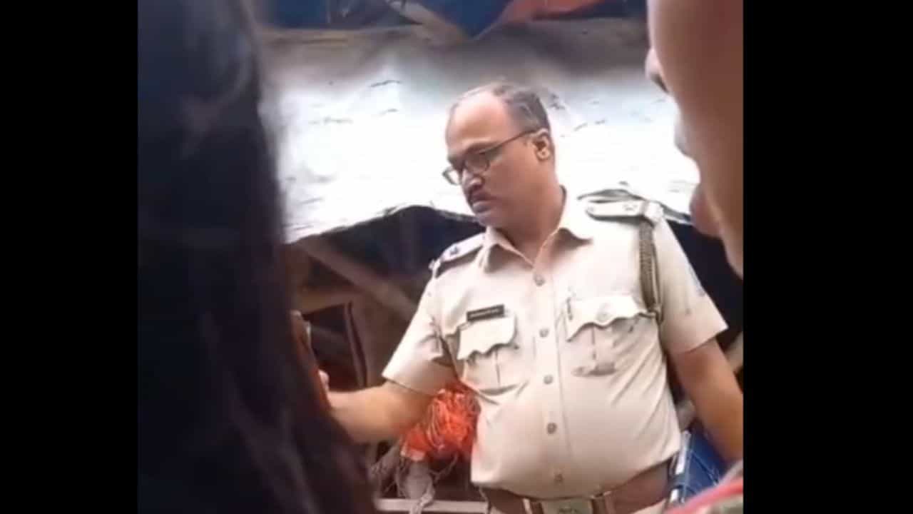 Purba Medinipur: ভিক্ষা চাইতে গিয়ে 'চুরির' চেষ্টা! হাতেনাতে ধরে পুলিশ ডাকল গ্রামবাসীরা Purba Medinipur: ভিক্ষা চাইতে গিয়ে 'চুরির' চেষ্টা! হাতেনাতে ধরে পুলিশ ডাকল গ্রামবাসীরা