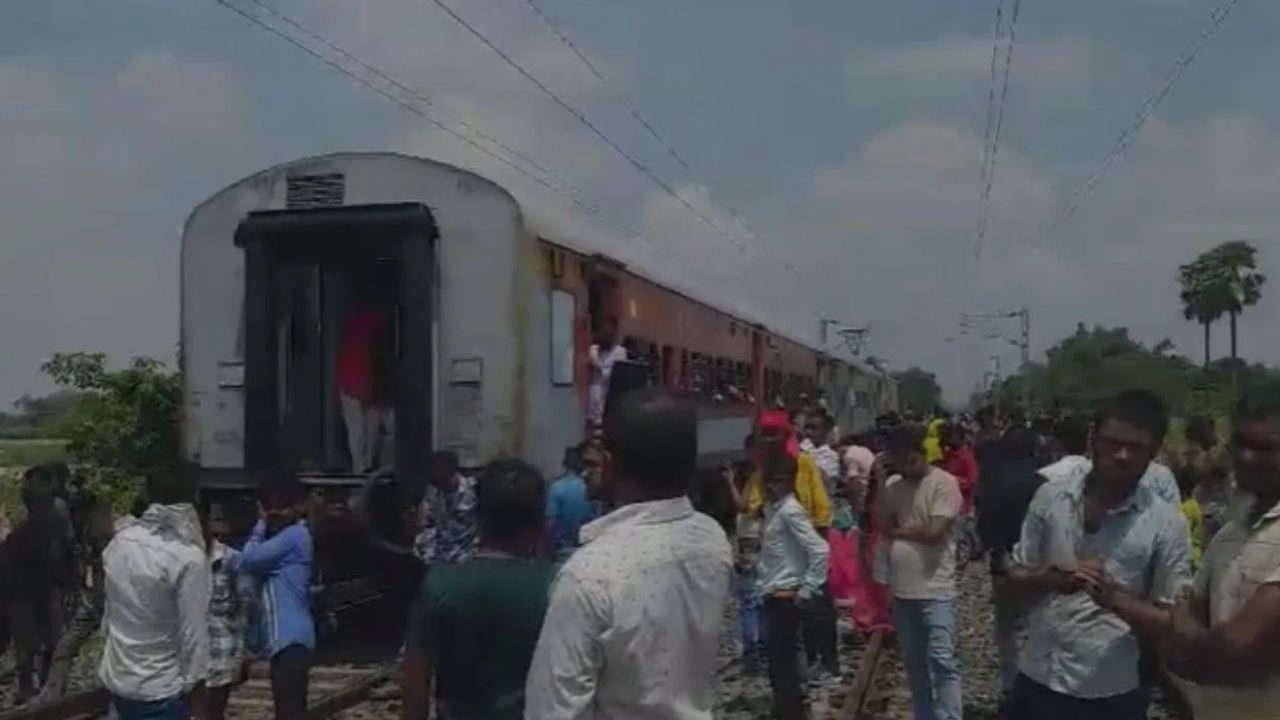 Train Accident: জোর ঝটকা, নিমেষে দু-খণ্ড হয়ে গেল ক্রান্তি এক্সপ্রেস! আতঙ্কে কাঁটা যাত্রীরা