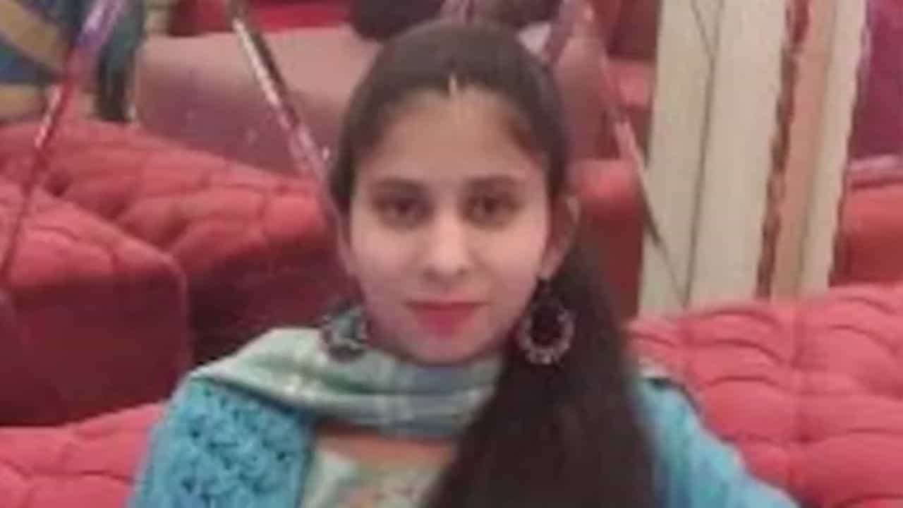 শহুরে চালচলন জানেন না, কথায় গ্রাম্য টান, রোজ সহকর্মীদের কটাক্ষ শুনে চরম সিদ্ধান্ত যুবতীর শহুরে চালচলন জানেন না, কথায় গ্রাম্য টান, রোজ সহকর্মীদের কটাক্ষ শুনে চরম সিদ্ধান্ত যুবতীর