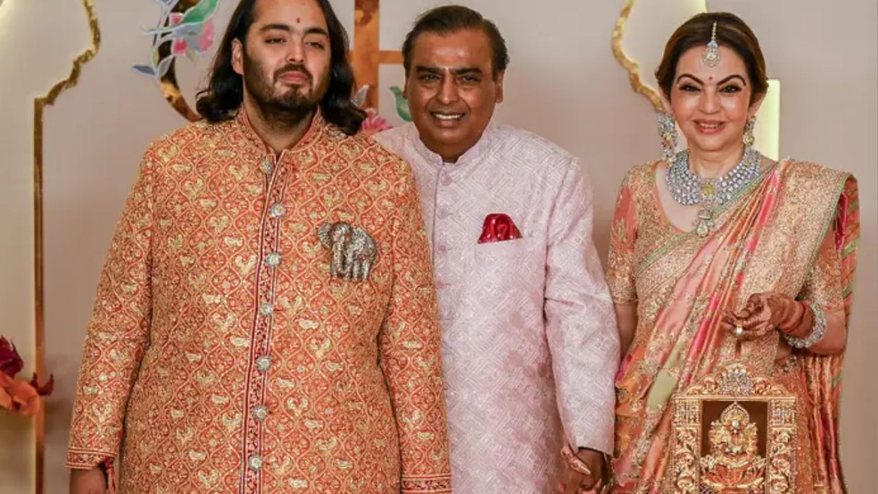 দেশের সবথেকে বড় এবং দামি বিয়ের অনুষ্ঠান। অনন্ত অম্বানী-রাধিকা মার্চেন্টের বিয়েতে সত্যিই লেগেছিল চাঁদের হাট। বলিউড থেকে হলিউড, দেশ-বিদেশের রাজনৈতিক নেতা-কে ছিলেন না এই অনুষ্ঠানে।