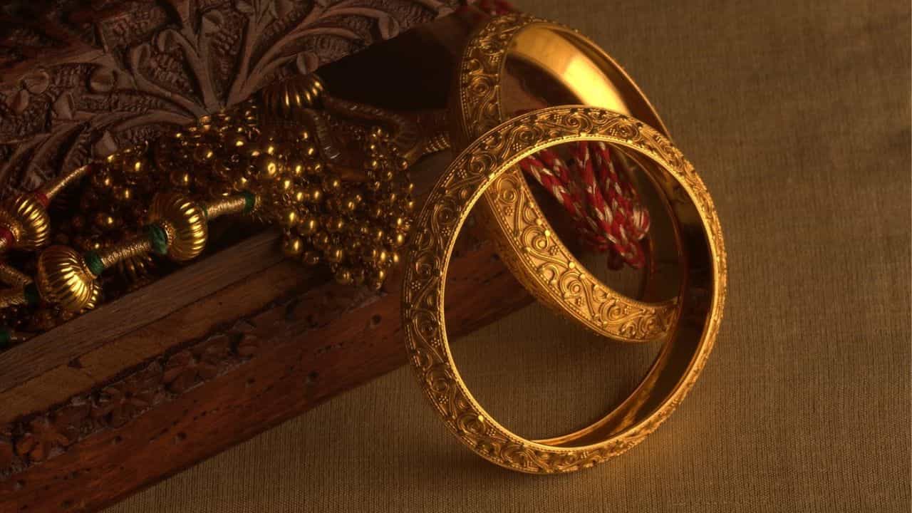 Gold Price Today: ৬৫ হাজারের নীচে নামল সোনার দর, একদিনেই ৫ হাজার টাকা দাম কমল রুপোর Gold Price Today: ৬৫ হাজারের নীচে নামল সোনার দর, একদিনেই ৫ হাজার টাকা দাম কমল রুপোর
