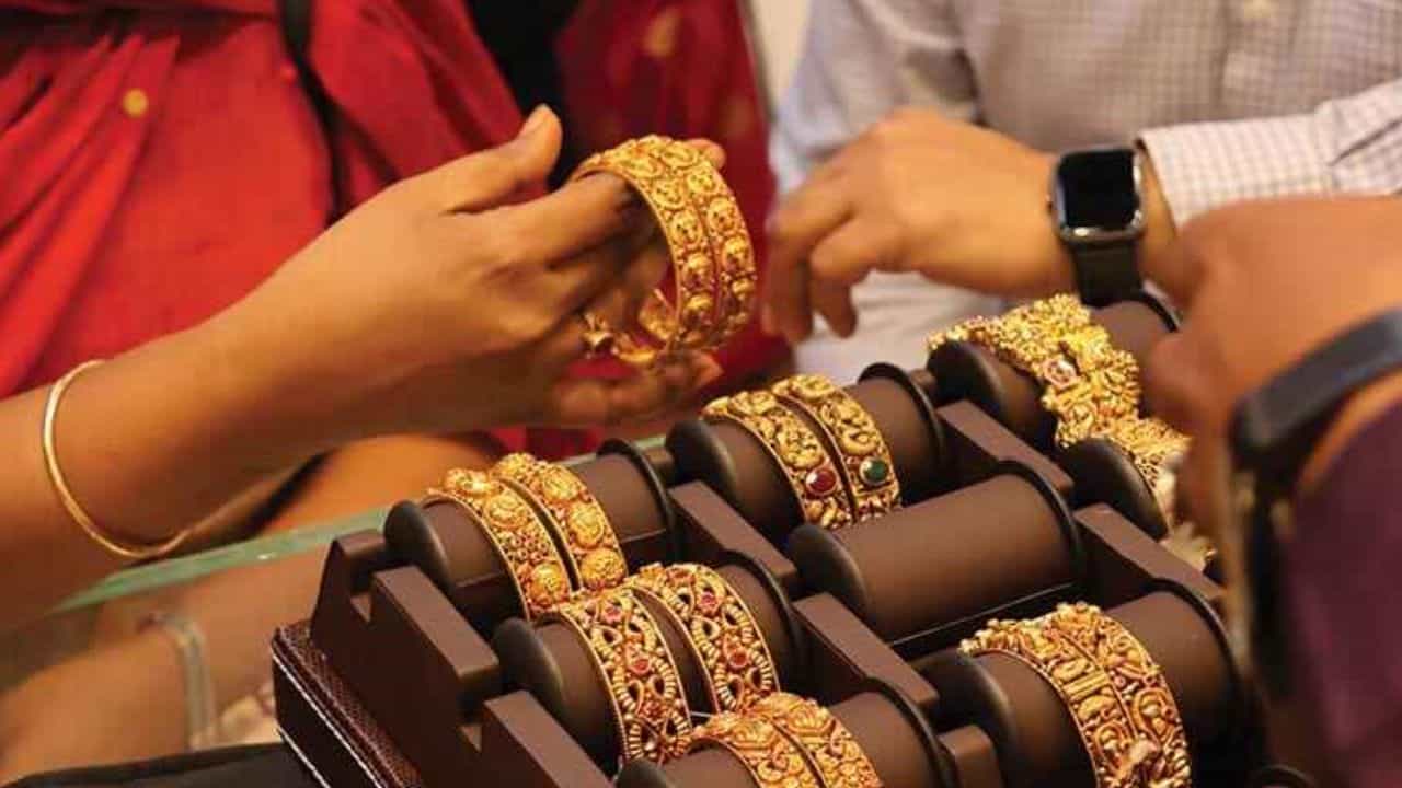 বাজেটে বড় চমক, সস্তা হতে পারে সোনা-রুপো, কেনাকাটার জন্য ক'দিন ধৈর্য্য ধরুন বাজেটে বড় চমক, সস্তা হতে পারে সোনা-রুপো, কেনাকাটার জন্য ক'দিন ধৈর্য্য ধরুন