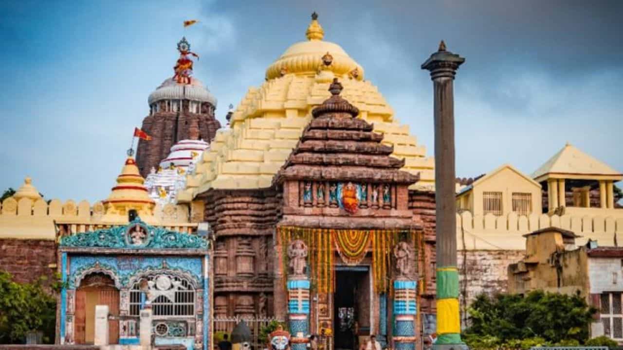 জগন্নাথের সম্পত্তির দিকে তাকালেই নাকি অন্ধ হয়ে যায়! পুরীর রত্ন ভাণ্ডারে আসলে কী কী আছে? জগন্নাথের সম্পত্তির দিকে তাকালেই নাকি অন্ধ হয়ে যায়! পুরীর রত্ন ভাণ্ডারে আসলে কী কী আছে?