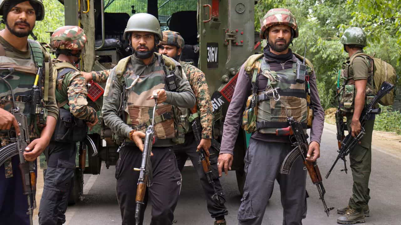 J&K Terrorist Killed: এবার রাজৌরির সেনা ক্যাম্পেও হামলা জঙ্গিদের, কুলগাম এনকাউন্টারে নিকেশ ৫ জঙ্গি J&K Terrorist Killed: এবার রাজৌরির সেনা ক্যাম্পেও হামলা জঙ্গিদের, কুলগাম এনকাউন্টারে নিকেশ ৫ জঙ্গি