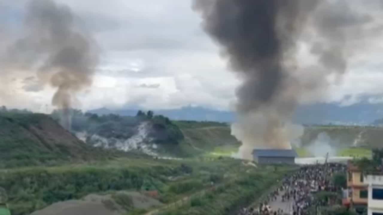 Nepal Plane Crash VIDEO: রানওয়ে থেকে পিছলে গেল চাকা, কাঠমাণ্ডুতে ১৯ যাত্রীকে নিয়ে ভেঙে পড়ল বিমান Nepal Plane Crash VIDEO: রানওয়ে থেকে পিছলে গেল চাকা, কাঠমাণ্ডুতে ১৯ যাত্রীকে নিয়ে ভেঙে পড়ল বিমান