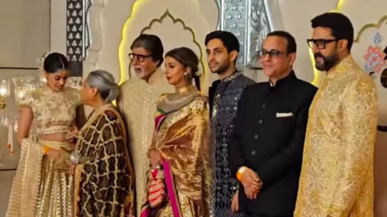 সপরিবারে দেখা গিয়েছে বচ্চন পরিবারকেও। বিগ বি, অর্থাৎ অমিতাভ বচ্চন অনন্ত-রাধিকার বিবাহ বাসরে আসেন স্ত্রী জয়া বচ্চন, ছেলে অভিষেক বচ্চন, মেয়ে শ্বেতা নন্দা, নাতি অগস্ত্য নন্দা ও নাতনি নভ্যা নভেলি নন্দাকে নিয়ে।