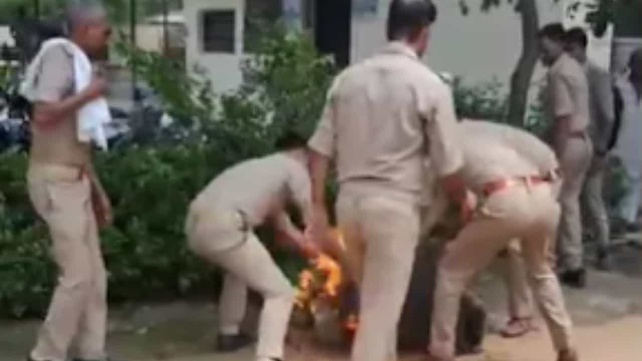 পেট্রোলে ভেজা মায়ের শরীর, থানার ভিতরেই গায়ে আগুন ধরিয়ে দিল গুণধর ছেলে! দাঁড়িয়ে দাঁড়িয়ে রেকর্ডও করল ভিডিয়ো পেট্রোলে ভেজা মায়ের শরীর, থানার ভিতরেই গায়ে আগুন ধরিয়ে দিল গুণধর ছেলে! দাঁড়িয়ে দাঁড়িয়ে রেকর্ডও করল ভিডিয়ো