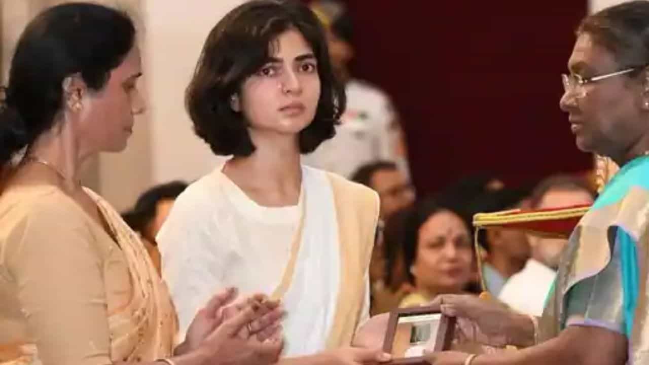 শেষকৃত্য মিটতেই বাড়ি ছেড়েছিলেন, অংশুমানের মাকেও ব্লক করে দিয়েছিলেন স্মৃতি! চাঞ্চল্যকর তথ্য ফাঁস শেষকৃত্য মিটতেই বাড়ি ছেড়েছিলেন, অংশুমানের মাকেও ব্লক করে দিয়েছিলেন স্মৃতি! চাঞ্চল্যকর তথ্য ফাঁস