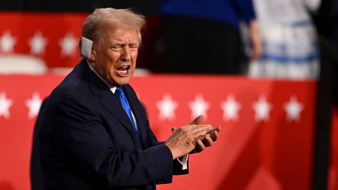 আগেরবার কান ছুঁয়ে গিয়েছে গুলি, এবার ট্রাম্পের পার্টি মিটিংয়ের সামনে ছুরি হাতে কৃষ্ণাঙ্গ, গুলি করে মারল পুলিশ