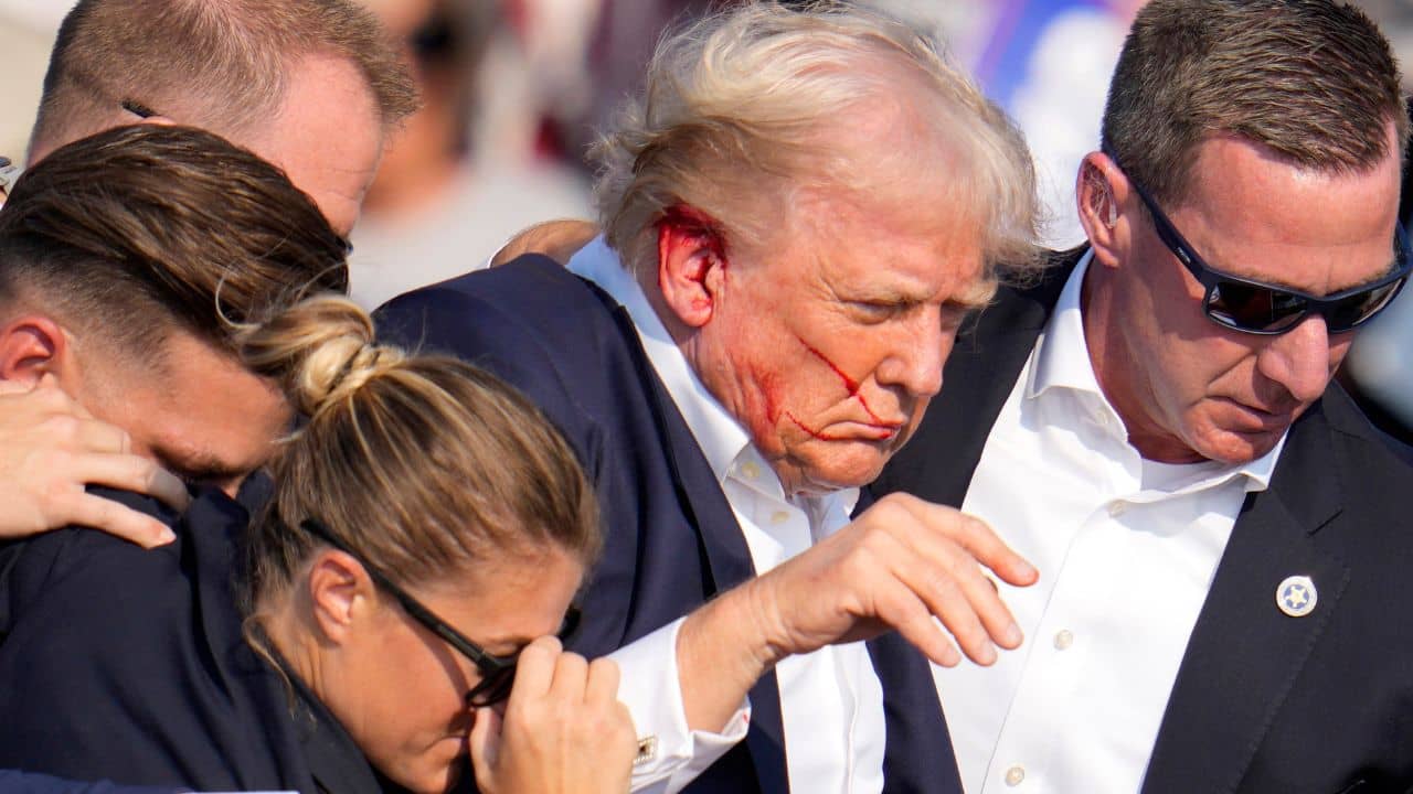 একটা শব্দ শুনলাম, তারপরই আমার ডান কান চিরে বেরিয়ে গেল বুলেট, হামলার ভয়ঙ্কর বর্ণনা ট্রাম্পের মুখে