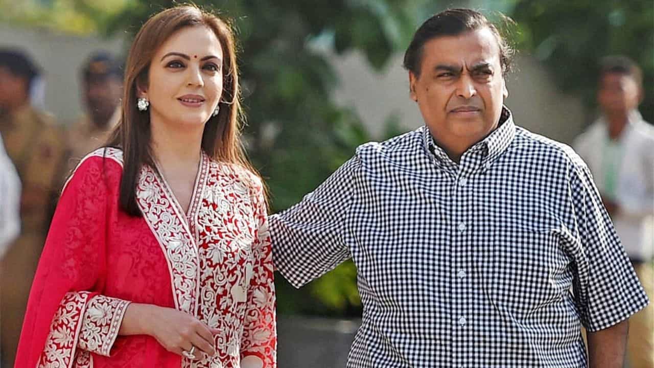 মুকেশ অম্বানীর ছেলের বিয়ে নিয়ে এখনও চলছে চর্চা। সোশ্যাল মিডিয়ায় হাত ছোঁয়ালেই চোখে পড়ছে বিয়ের নানা অনুষ্ঠানের ছবি। অম্বানী পরিবারের সদস্যদের সাজ থেকে বিয়ের খাওয়া-দাওয়া, সবকিছু নিয়েই রয়েছে কৌতুহল। এশিয়ার সবথেকে ধনী ব্যক্তির অন্দরমহলে কী হচ্ছে, তার খোঁজ পেতে চান অনেকেই।