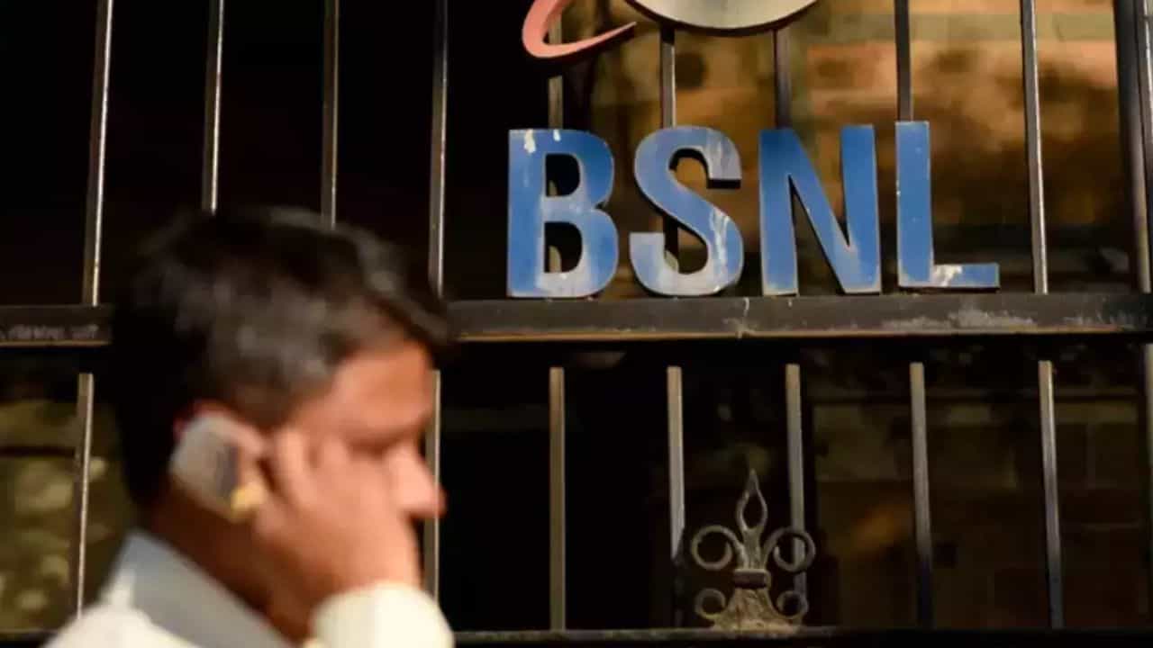 হাল ফিরছে BSNL-এর! মাত্র ১৫ দিনে কত লক্ষ সিম বিক্রি হল জানেন হাল ফিরছে BSNL-এর! মাত্র ১৫ দিনে কত লক্ষ সিম বিক্রি হল জানেন