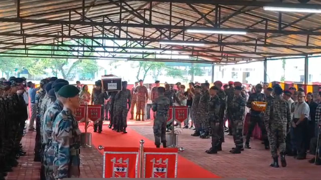 Darjeeling Army Martyr: ঘরে ফিরল কফিনবন্দি ছেলের দেহ, 'কষ্ট আছে, আক্ষেপ নেই', বললেন শহিদ ক্যাপ্টেনের বাবা