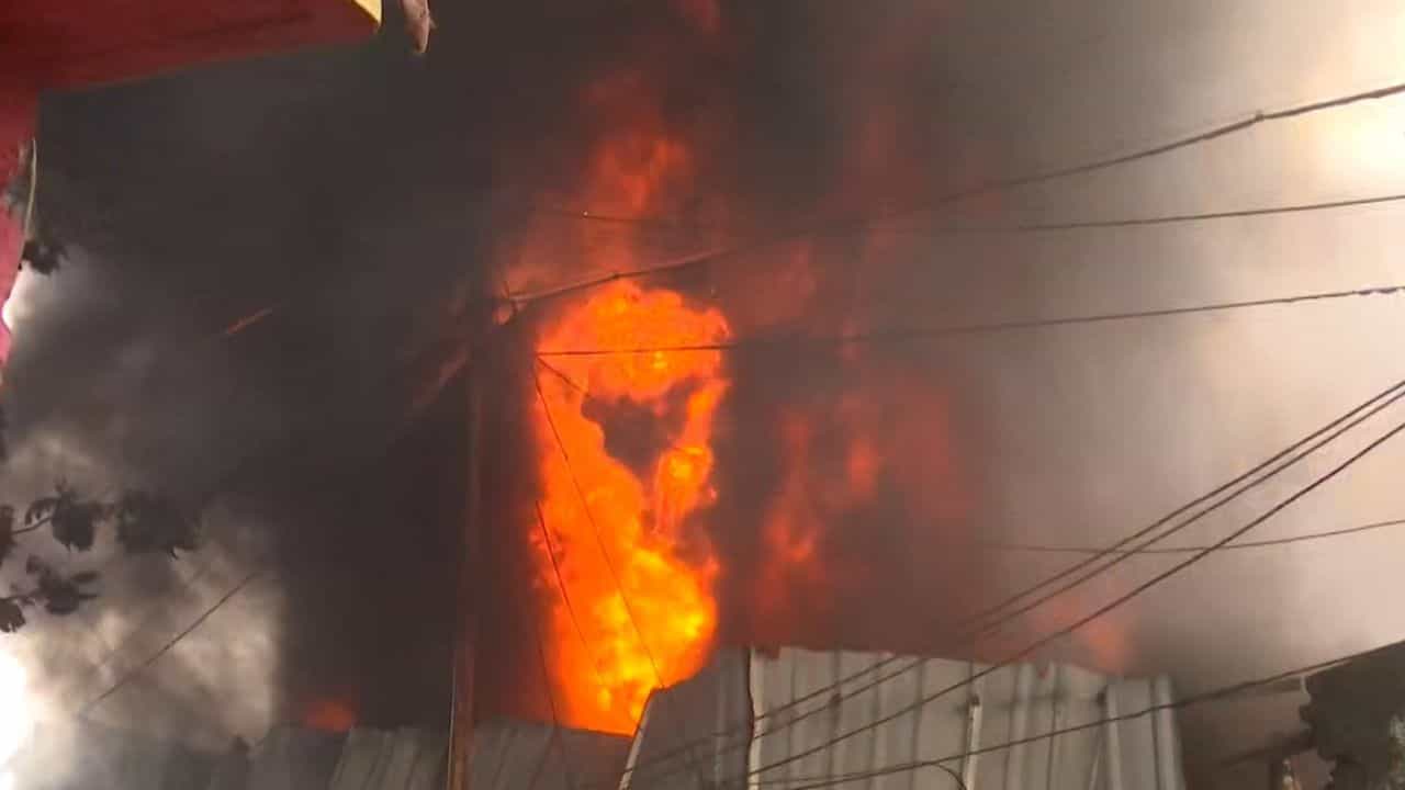 Kolkata Fire: ভিতরে দাহ্য পদার্থ, দাউ দাউ করে জ্বলছে মাঠপুকুরের ফ্যাক্টরি, ফের ভয়াবহ অগ্নিকাণ্ড শহরে Kolkata Fire: ভিতরে দাহ্য পদার্থ, দাউ দাউ করে জ্বলছে মাঠপুকুরের ফ্যাক্টরি, ফের ভয়াবহ অগ্নিকাণ্ড শহরে