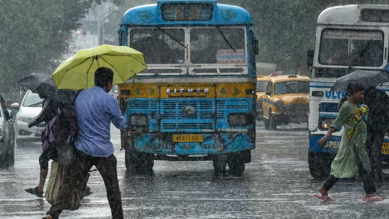 Today Weather: রোদ-মেঘের খেলায় ভুলবেন না, আজ ভারী দুর্যোগের পূর্বাভাস হাওয়া অফিসের Today Weather: রোদ-মেঘের খেলায় ভুলবেন না, আজ ভারী দুর্যোগের পূর্বাভাস হাওয়া অফিসের