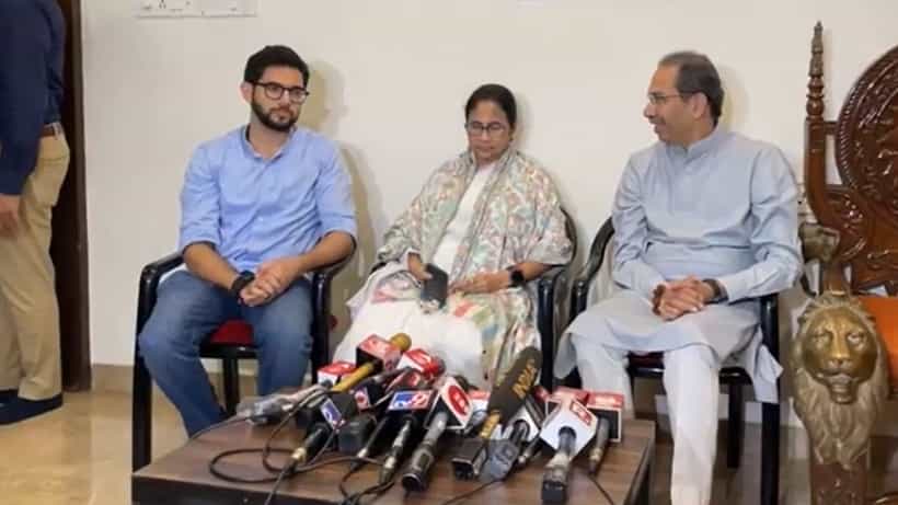 Mamata meets Uddhav Thackeray: উদ্ধব-আদিত্যর সঙ্গে সাক্ষাৎ মমতার, সংবিধান হত্যা দিবস নিয়ে কড়া সমালোচনা মুখ্যমন্ত্রীর