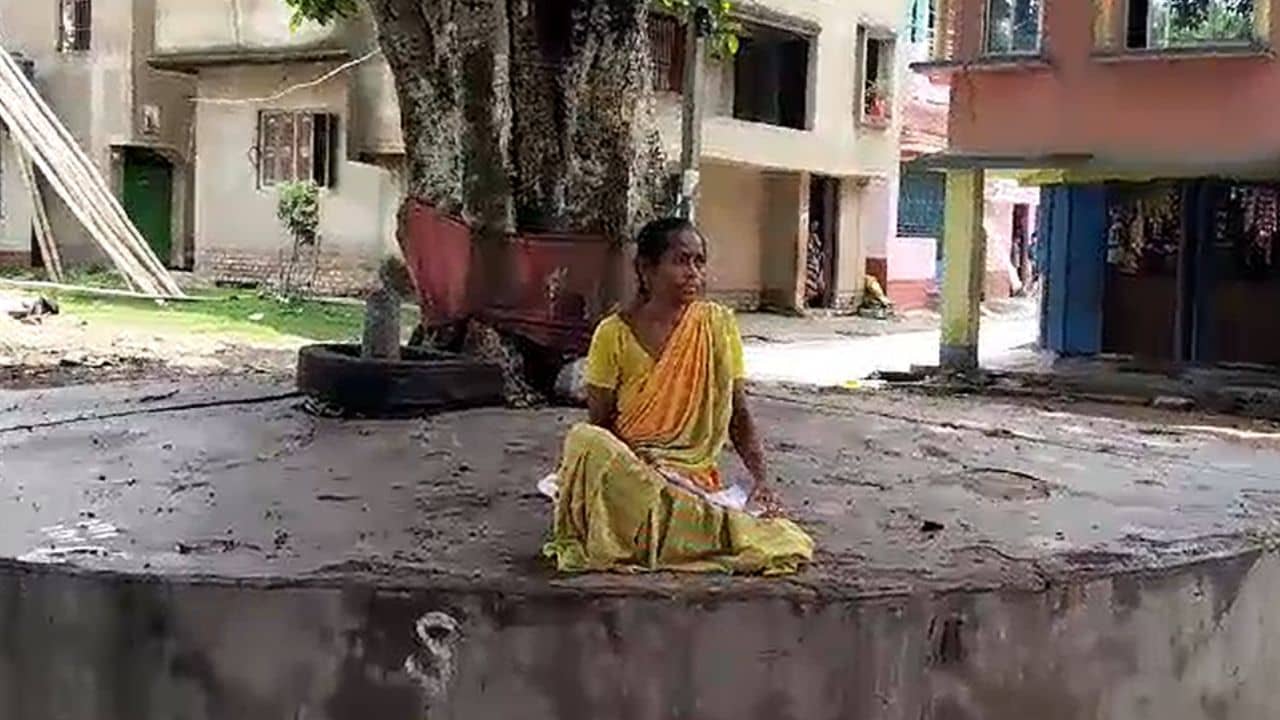 Malda Old Woman: এ কেমন সন্তান! গয়না হাতিয়ে নিয়ে, মাথা ফাটিয়ে বাড়ি থেকে বের করে দেওয়ার অভিযোগ মায়ের
