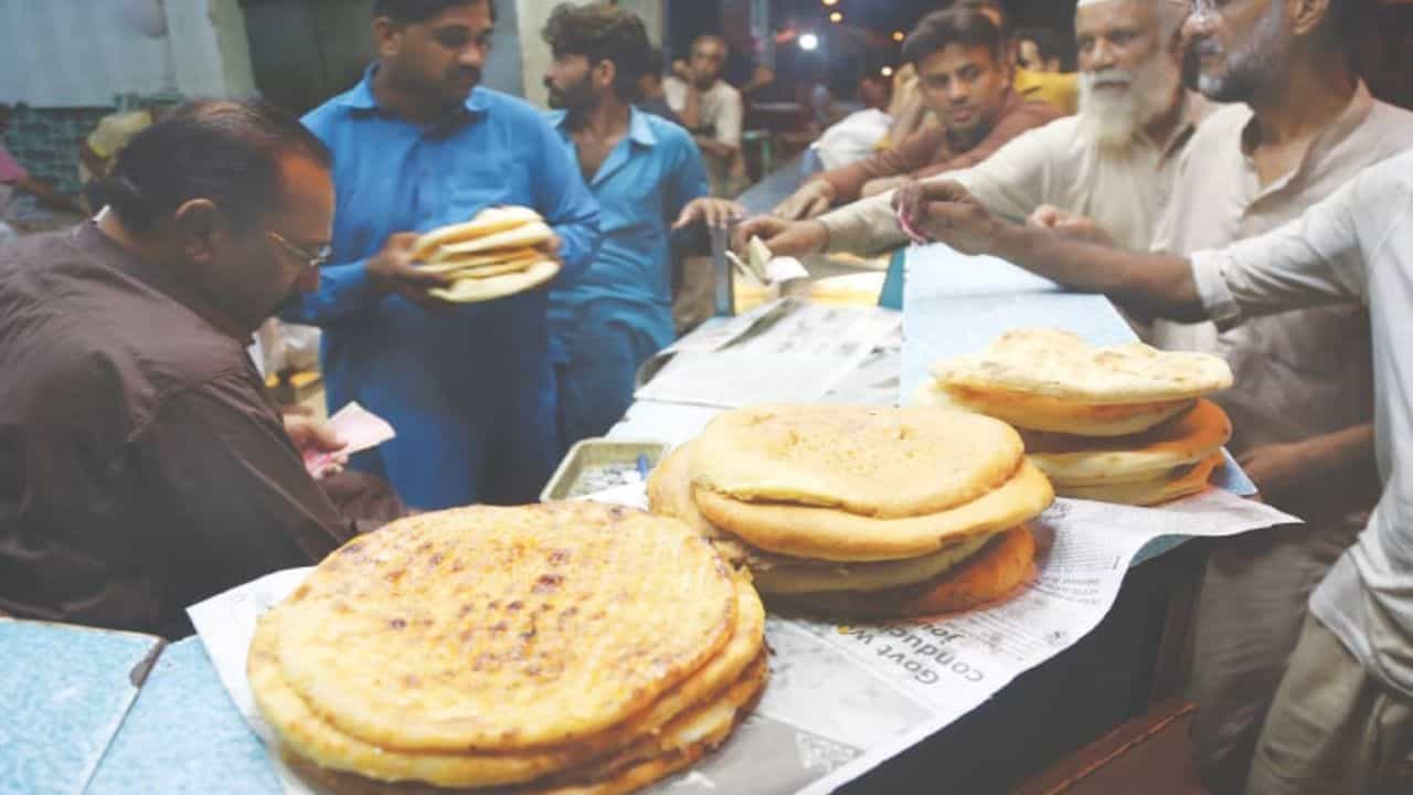 Pakistan Economy: একটা রুটির এত দাম! রীতিমতো হিমশিম খেতে হচ্ছে পাকিস্তানের নাগরিকদের Pakistan Economy: একটা রুটির এত দাম! রীতিমতো হিমশিম খেতে হচ্ছে পাকিস্তানের নাগরিকদের