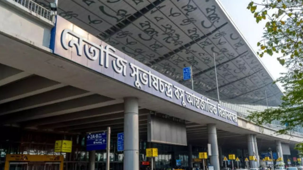 Kolkata Airport: বিমানে ওঠার আগেই কলকাতা বিমানবন্দরে হইচই, যাত্রীরা দেখেন...