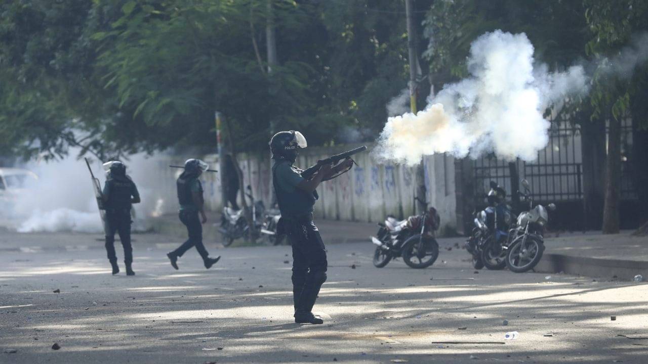 Bangladeshs Quota Andolon: উত্তপ্ত বাংলাদেশ, ভারতীয়দের বাড়ি থেকে বেরতে নিষেধ করল হাই কমিশন
