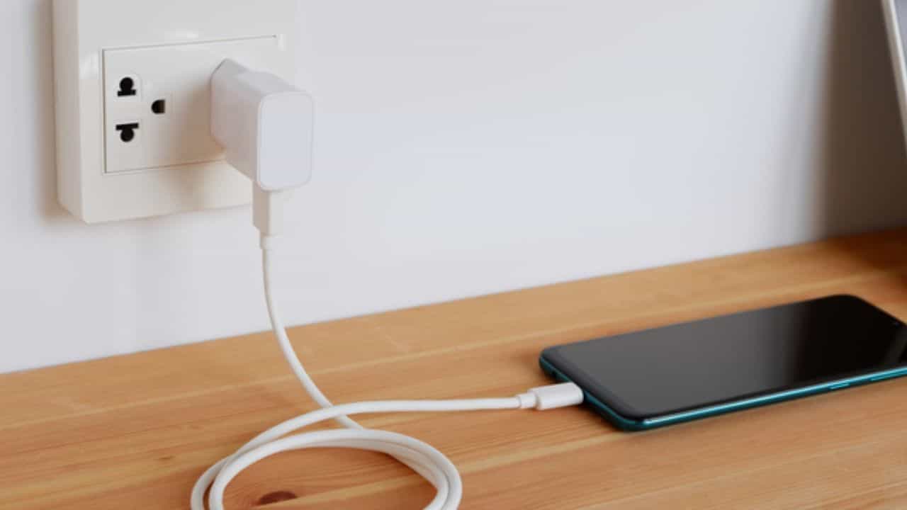 Smartphone Charger: ফোনে চার্জ দিয়ে চার্জার বোর্ডেই লাগিয়ে রেখে চলে যান? কত বড় ক্ষতি হতে পারে জানেন Smartphone Charger: ফোনে চার্জ দিয়ে চার্জার বোর্ডেই লাগিয়ে রেখে চলে যান? কত বড় ক্ষতি হতে পারে জানেন
