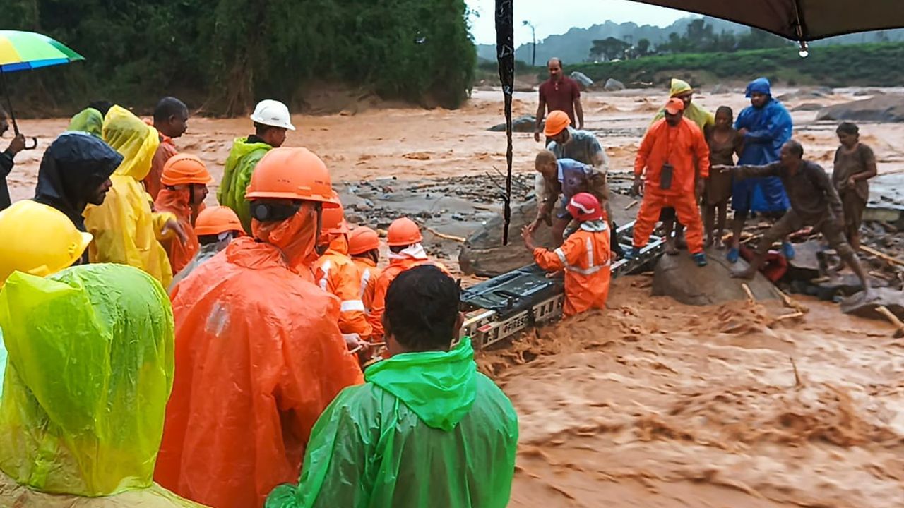 land slide in Kerala's waynad, many death, more than 100 people stuck there