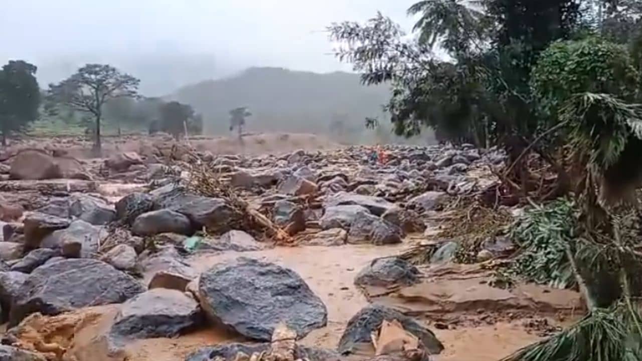 বোল্ডার সরালেই বেরিয়ে আসছে দেহ, মৃত অন্তত ৪০, ছবির মতো উপত্যকা ওয়েনাড যেন শ্মশানপুরী