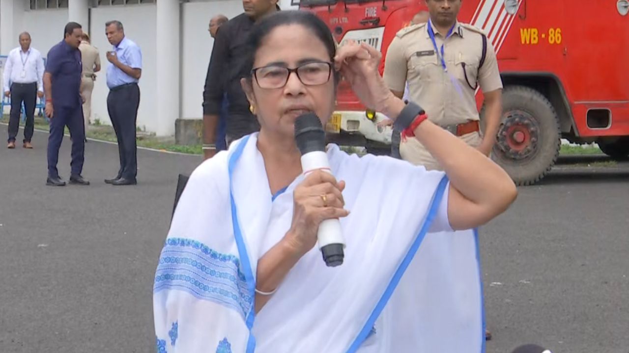 Mamata Banerjee: 'আমি অন্য রকম ভাবতাম, যদি আগে জানানো হত...', নীতি আয়োগের বৈঠকে যোগ দেওয়ার আগেই 'ইন্ডিয়া'র শরিকদের প্রশ্নে হঠাৎ কেন একথা মমতার? Mamata Banerjee: 'আমি অন্য রকম ভাবতাম, যদি আগে জানানো হত...', নীতি আয়োগের বৈঠকে যোগ দেওয়ার আগেই 'ইন্ডিয়া'র শরিকদের প্রশ্নে হঠাৎ কেন একথা মমতার?