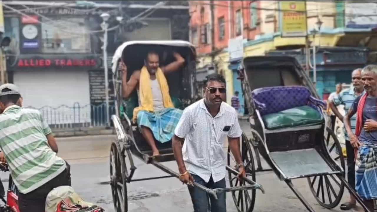 Kolkata Rickshaw: সারা বছর রিক্সা টানেন, পুলিশকর্মীর হাত ধরে আজ রিক্সায় চড়লেন রামেশ্বর, বাবুলাল, জুবের আলিরা Kolkata Rickshaw: সারা বছর রিক্সা টানেন, পুলিশকর্মীর হাত ধরে আজ রিক্সায় চড়লেন রামেশ্বর, বাবুলাল, জুবের আলিরা