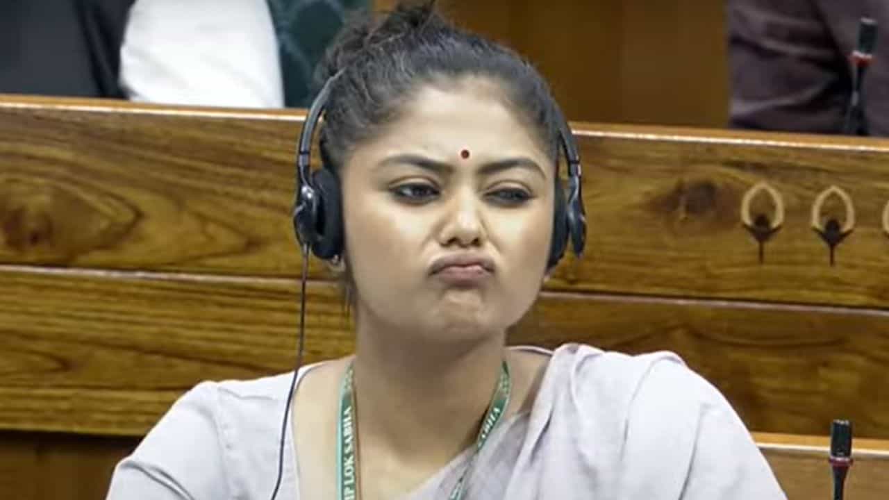 Saayoni Ghosh: সংসদে ফের প্রশ্ন করলেন সায়নী, পেলেন কোনও জবাব? Saayoni Ghosh: সংসদে ফের প্রশ্ন করলেন সায়নী, পেলেন কোনও জবাব?