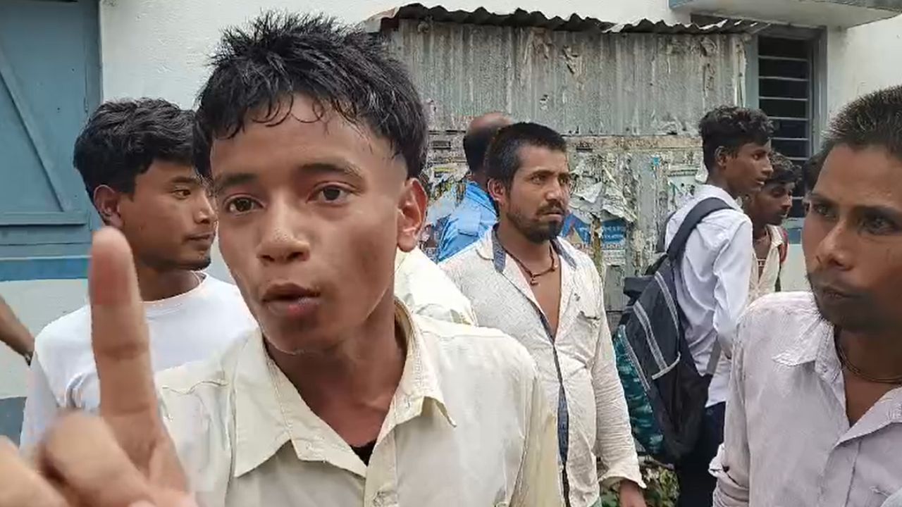 School Student Death: 'হেডস্যার দেখল, কিছু করল না... মরে গেল ছেলেটা', রাগে ফুঁসছে অভিজিতের বন্ধুরা, চলছে ভাঙচুর-মারধর School Student Death: 'হেডস্যার দেখল, কিছু করল না... মরে গেল ছেলেটা', রাগে ফুঁসছে অভিজিতের বন্ধুরা, চলছে ভাঙচুর-মারধর