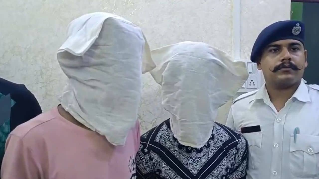 রোগা চেহারাটাই ছিল অ্যাডভান্টেজ, গ্রিলটা একটু বাঁকালেই কেল্লাফতে, ঘরে ঘরে ঢুকে যে কাণ্ড করছিল ওরা দুজন 