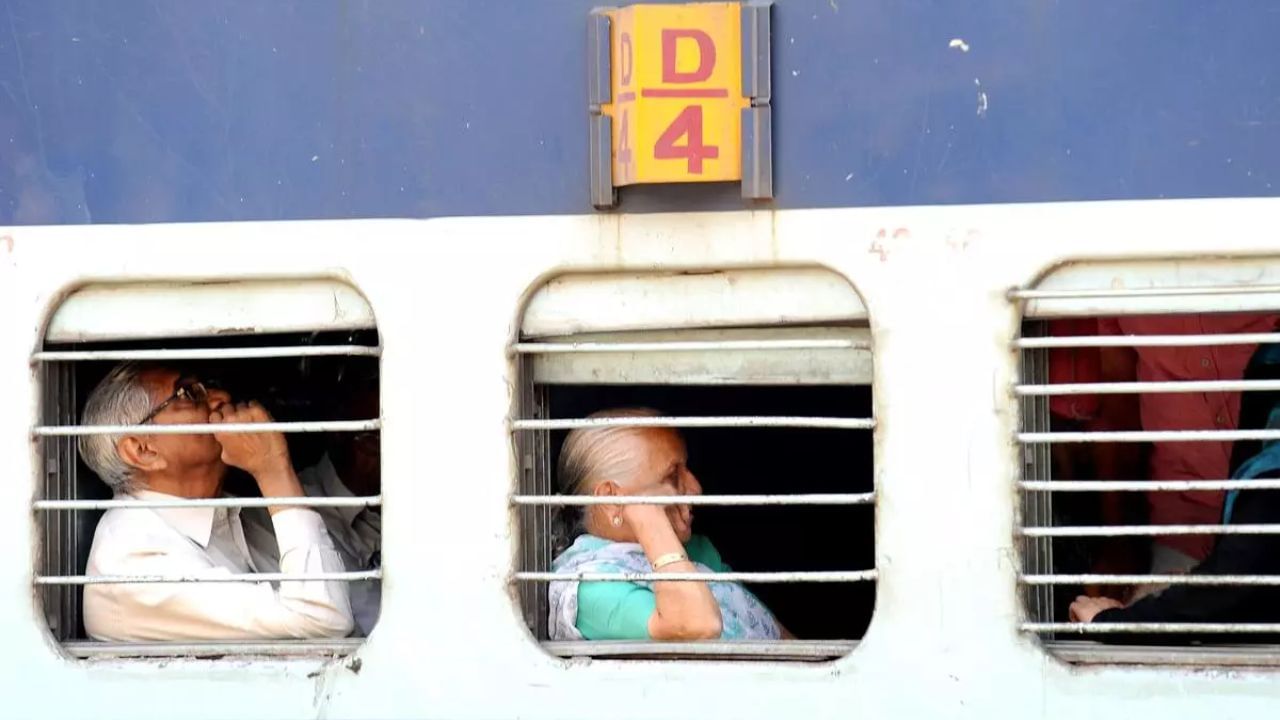 Railway Budget: ট্রেনের টিকিটে ছাড়! রেলযাত্রীদের জন্য বড় 'উপহার' দিতে পারেন নির্মলা