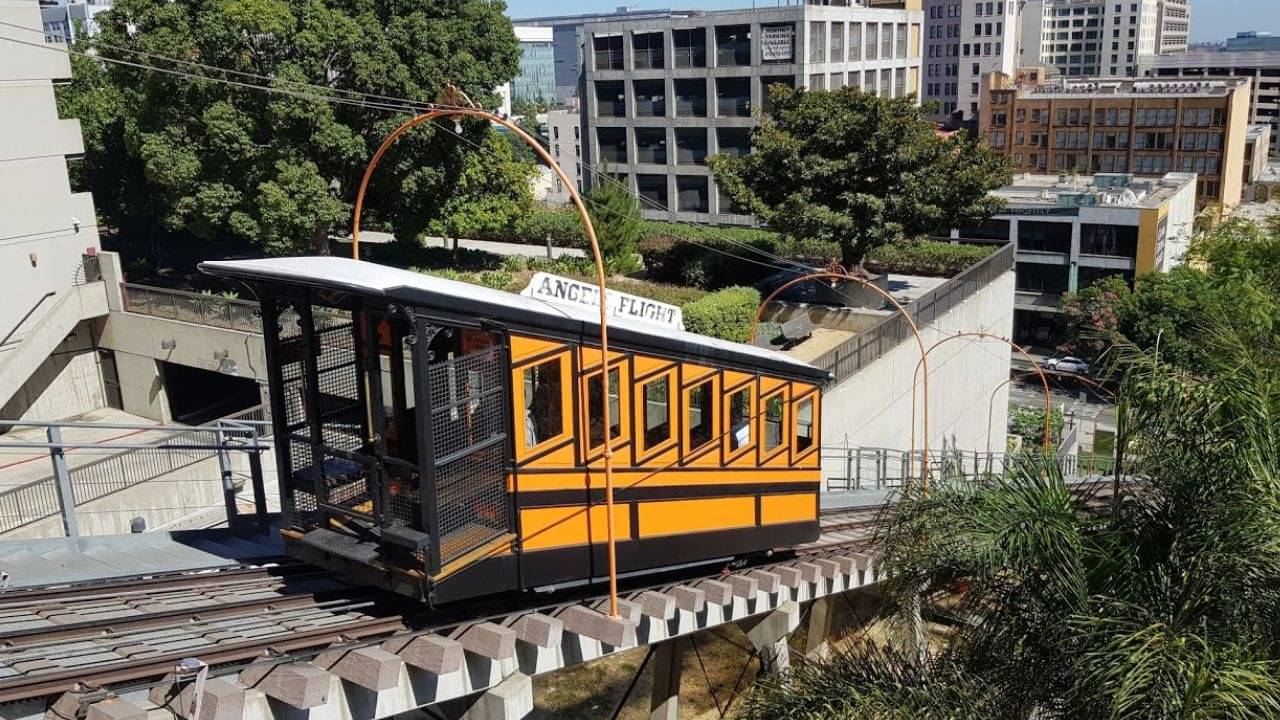 এটাই বিশ্বের সবথেকে ছোট ট্রেন, মাত্র ১ মিনিটেই যাত্রা শেষ করে এটি