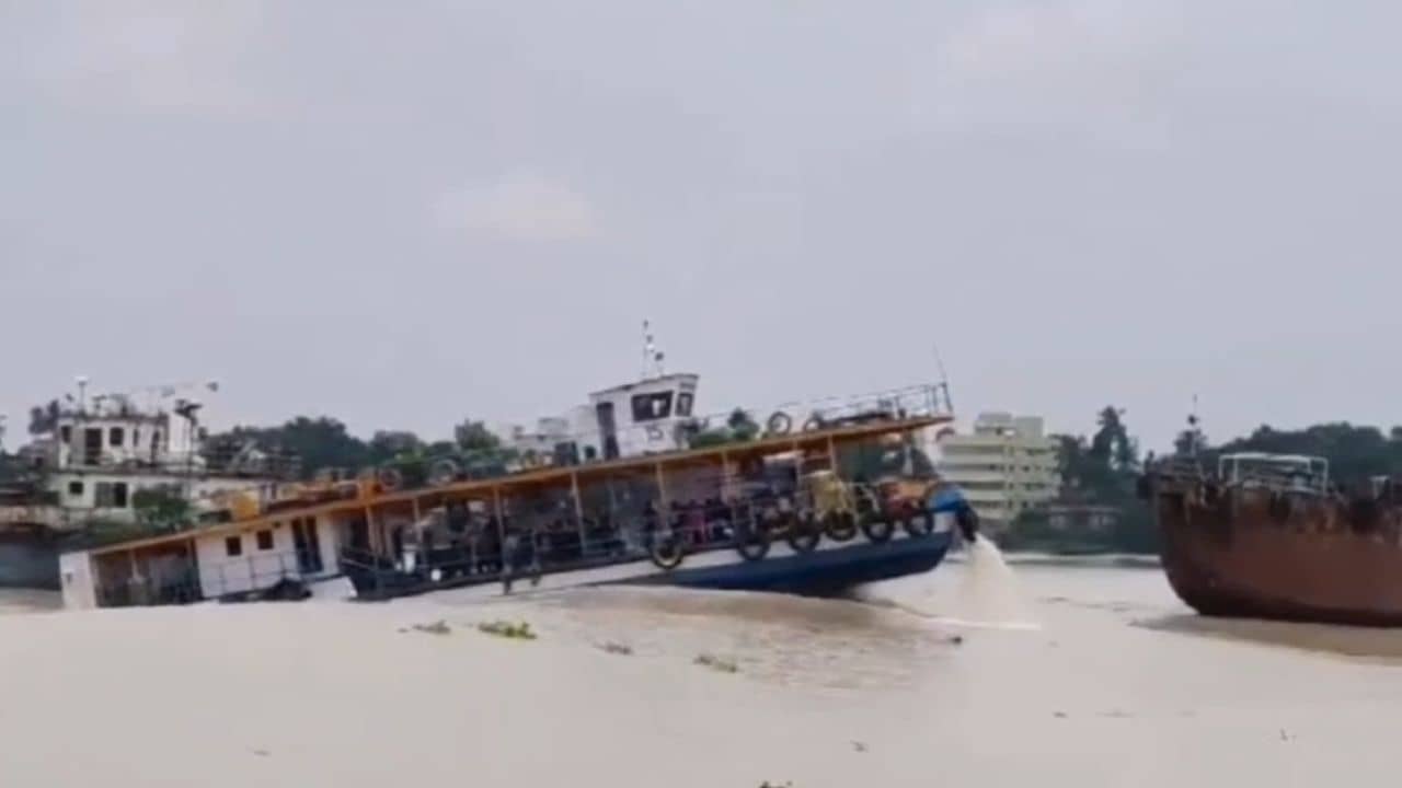 Viral Video: দক্ষিণেশ্বরের কাছে গঙ্গার এই ভাইরাল ভিডিয়োর পিছনে আসল কারণটা কী