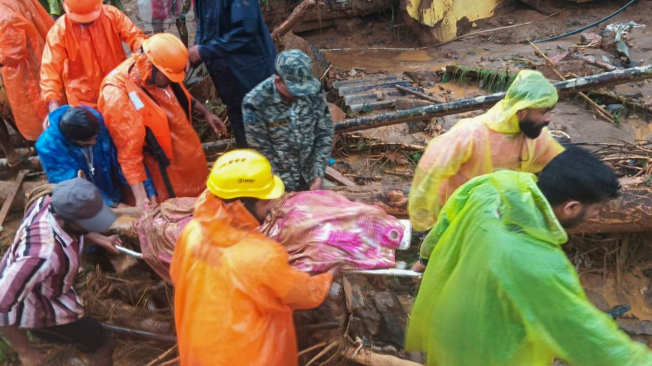 মৃত্যু-উপত্যকা ওয়েনাড থেকে বের করা হল ৪৭ জনের দেহ, পাথরে আটকে গাড়ি, আহত বহু