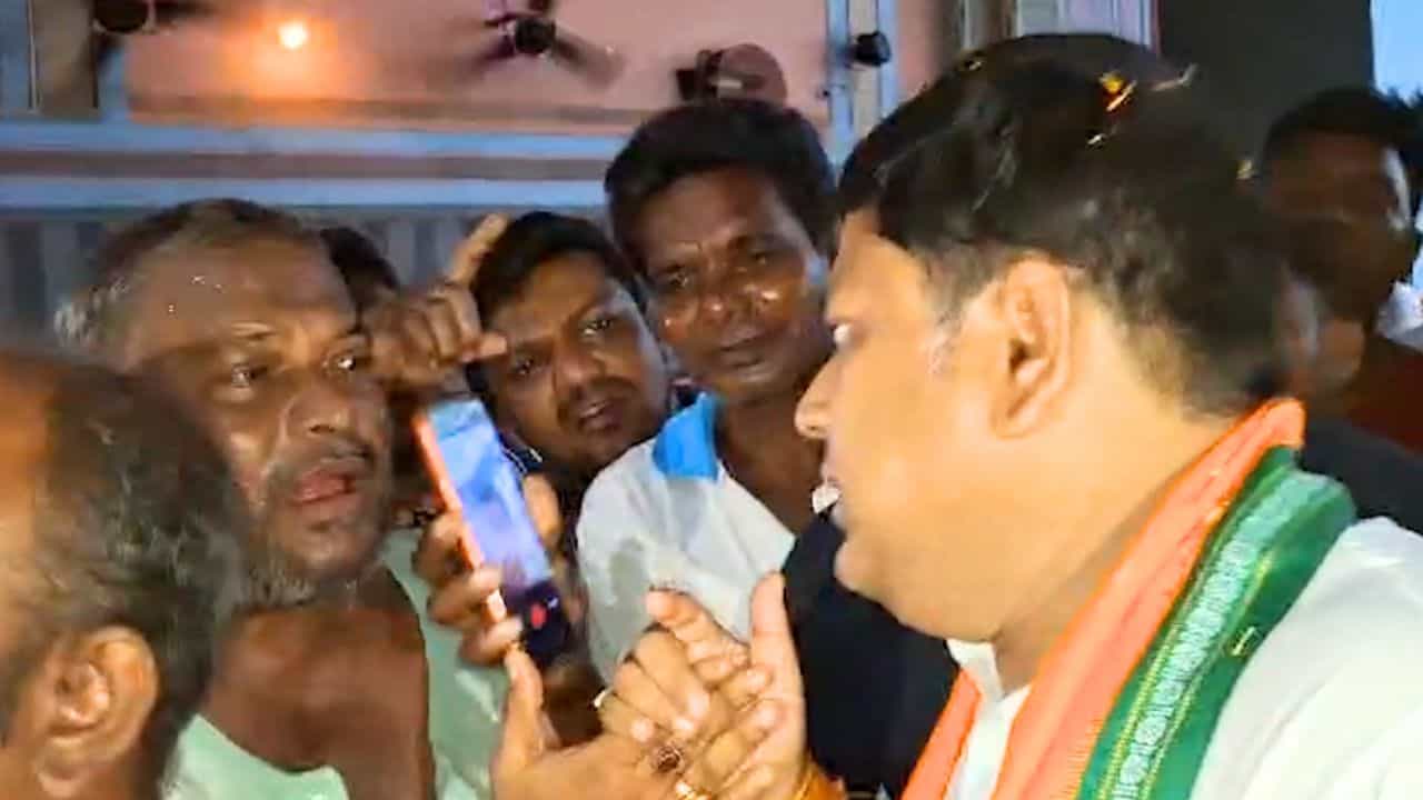 BJP: সুকান্তকে সামনে পেয়েই ক্ষোভ উগরে দিলেন বিজেপি কর্মী, 'জেলা সভাপতিকে জানিয়েও কাজ হয় না' BJP: সুকান্তকে সামনে পেয়েই ক্ষোভ উগরে দিলেন বিজেপি কর্মী, 'জেলা সভাপতিকে জানিয়েও কাজ হয় না'